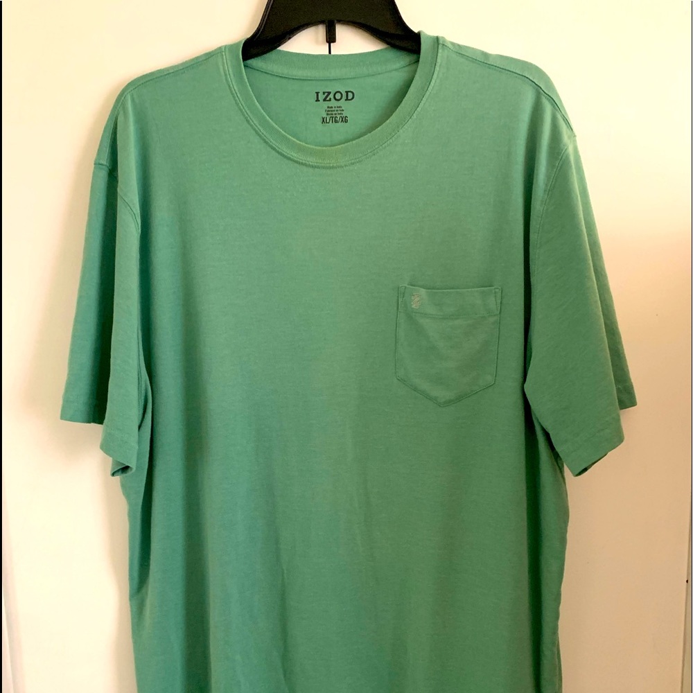 IZOD SHORT SLEEVE T SHIRT WITH FRONT POCKET. SIZE XL.